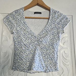 Brandy Melville Women's Blue Floral Crop Top